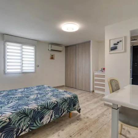 6 Personnes Avec Piscine Villa