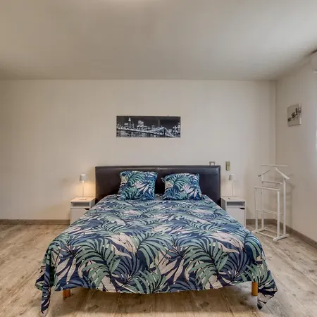 6 Personnes Avec Piscine Villa *